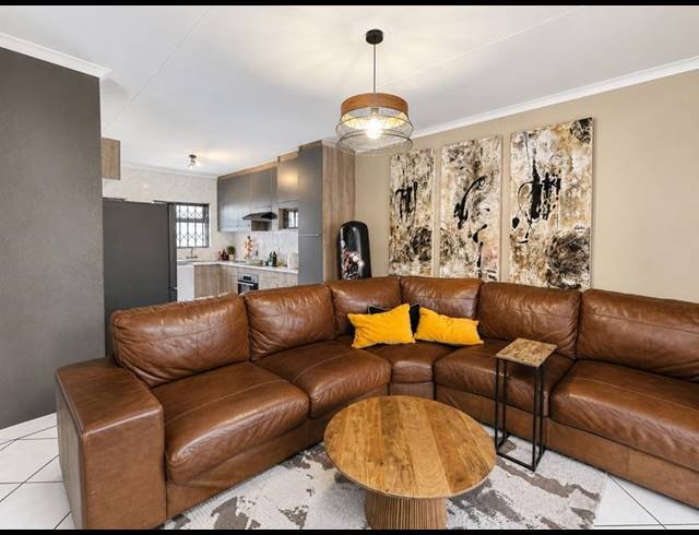 2 BEDROOM TOWNHOUSE FOR SALE IN LAMBTON GARDENS